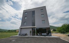 Hotel Tau
